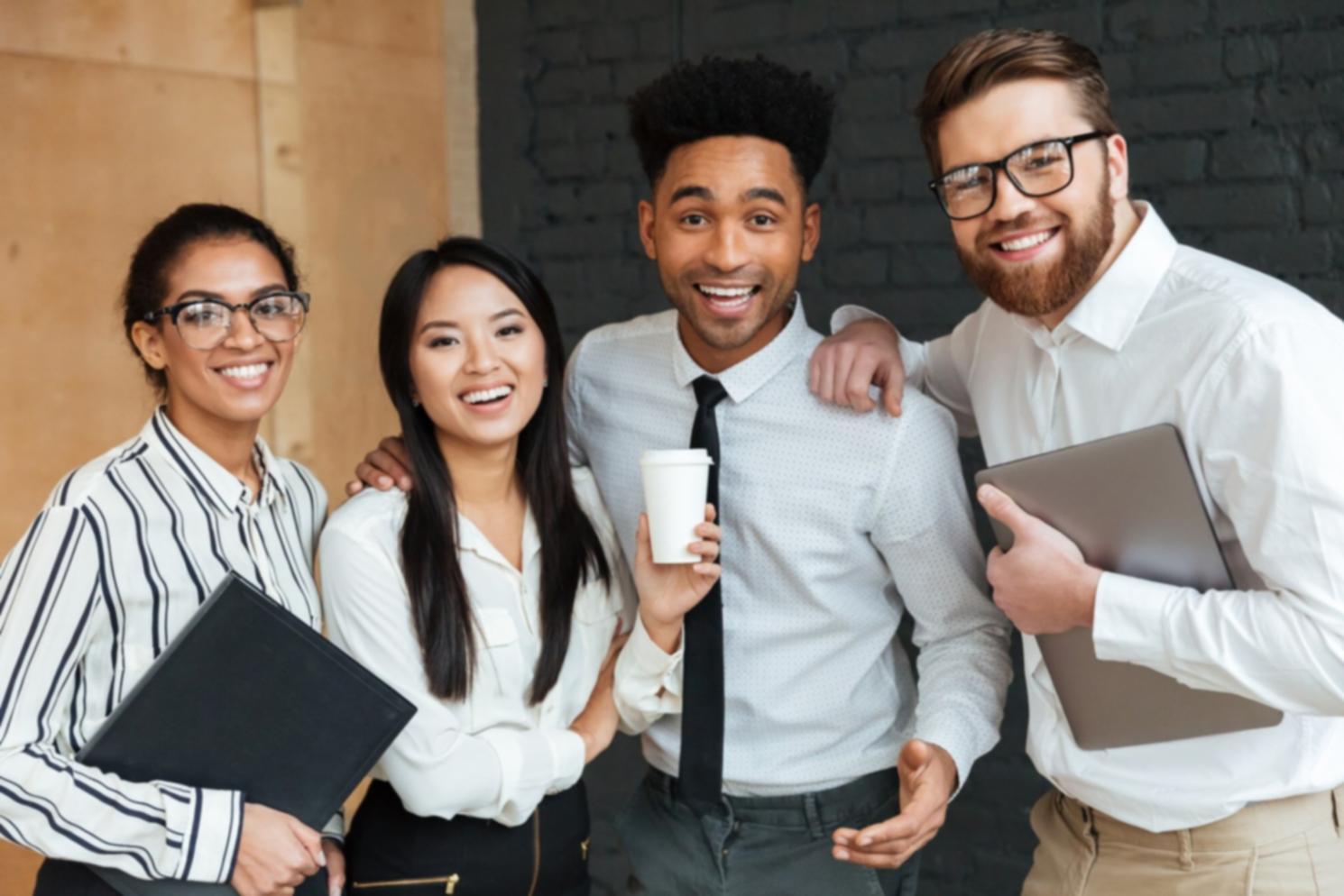 Professionelle Eventplanung mit Budgetunterlagen und Taschenrechner